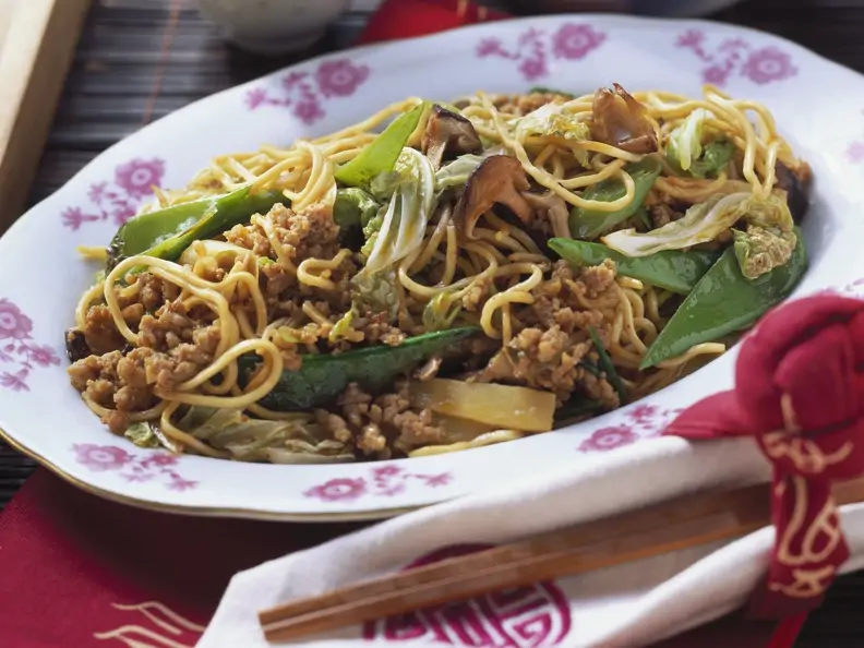 Nudeln mit Hackfleisch und Gemüse auf chinesische Art