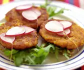 Karottenbratlinge mit Radieschen