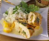 Hähnchenfilet mit Füllung, dazu Mangosoße und Korianderreis