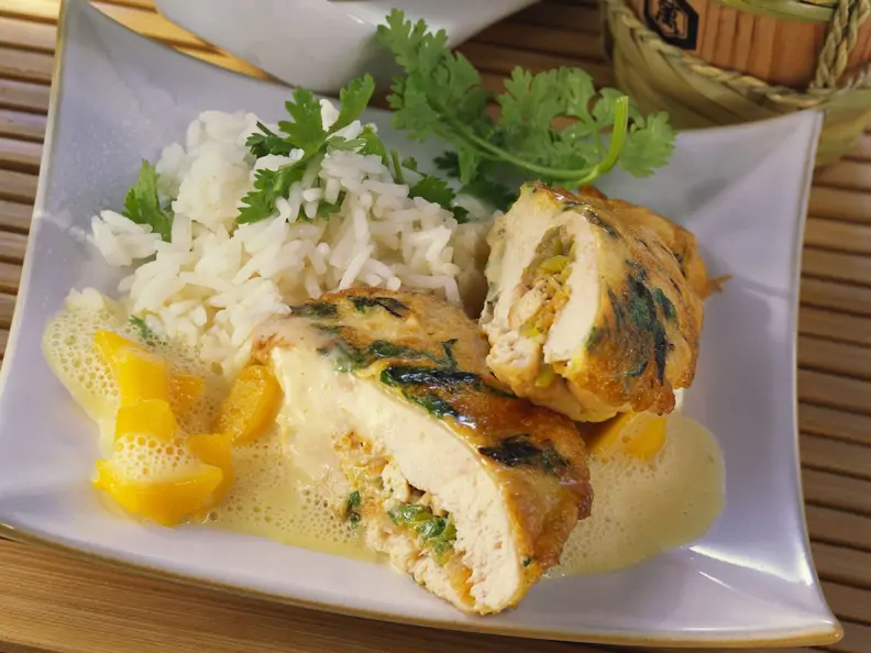 Hähnchenfilet mit Füllung, dazu Mangosoße und Korianderreis