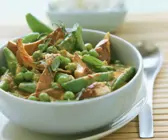 Scharfes Hähnchenragout mit Erbsen