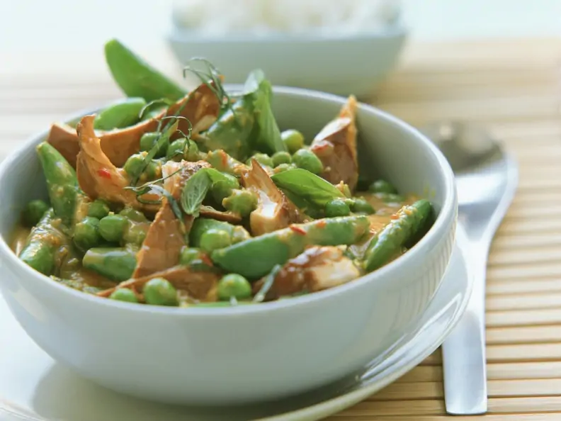 Scharfes Hähnchenragout mit Erbsen