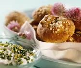 Hafer-Pistazien-Semmeln und Quark mit Schnittlauch