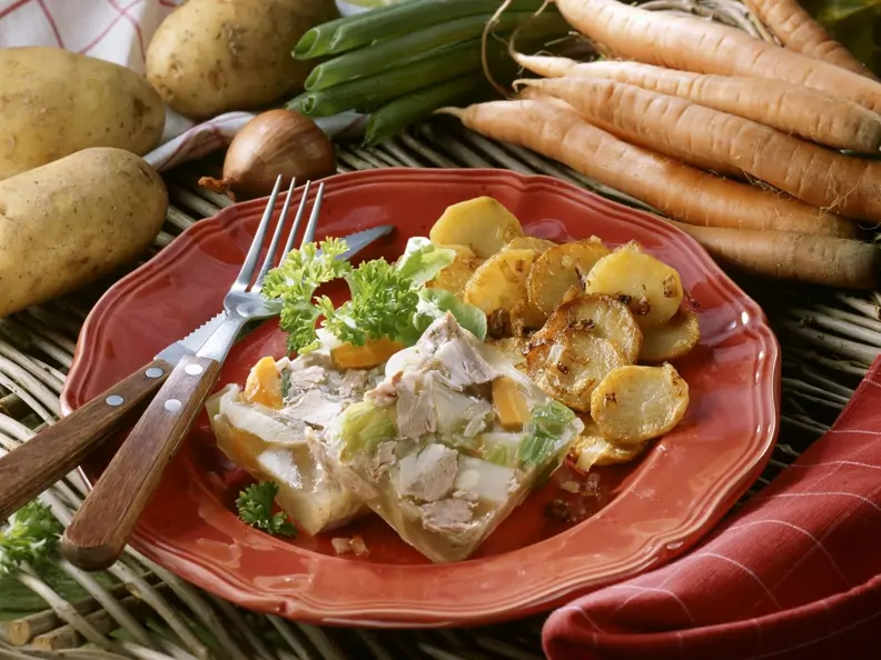 Fleischsülze mit Bratkartoffeln