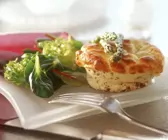Käsesoufflee mit Nuss dazu Salat
