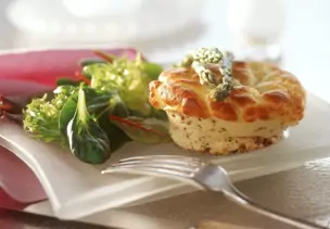 Käsesoufflee mit Nuss dazu Salat