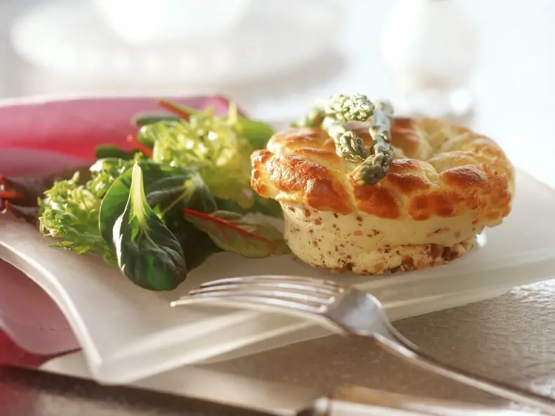 Käsesoufflee mit Nuss dazu Salat