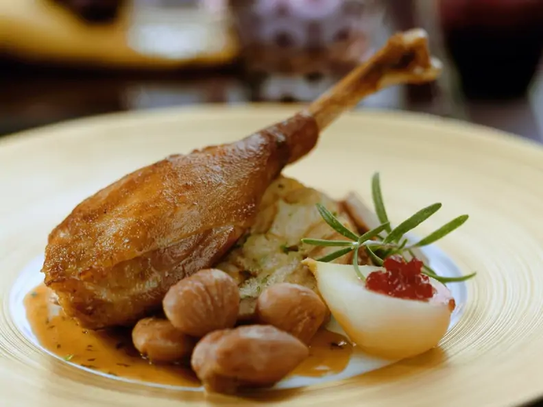 Gänsekeule mit Maroni und Birne