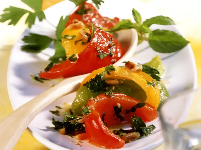 Antipasti aus Paprika mit Petersilien-Minz-Marinade