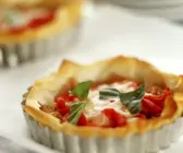 Kleine Filotartes mit Paprika und Mozzarella