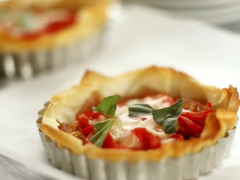 Kleine Filotartes mit Paprika und Mozzarella
