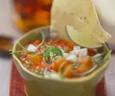 Tomaten-Peperoni-Suppe mit Käsewürfeln