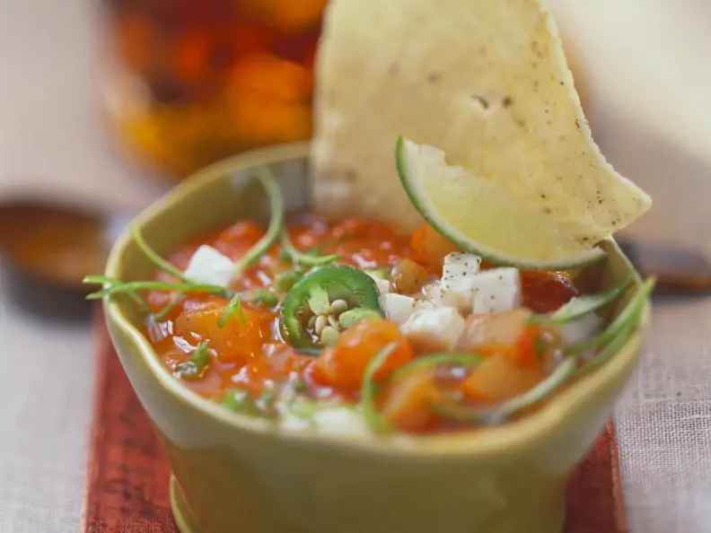 Tomaten-Peperoni-Suppe mit Käsewürfeln