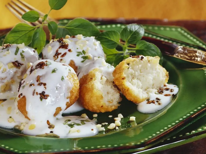 Knusprige Linsenbällchen mit Joghurtsoße