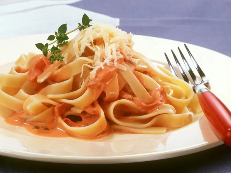 Pasta mit Tomaten-Schinken-Soße