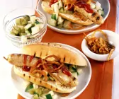 Hot Dog mit Grillwürstchen, Gurken und Röstzwiebeln