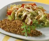 Panierte Sesamscholle mit Salat