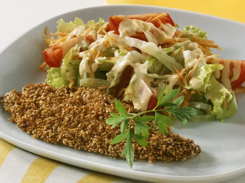 Panierte Sesamscholle mit Salat