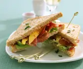 Sandwich mit Putensalami und Mango
