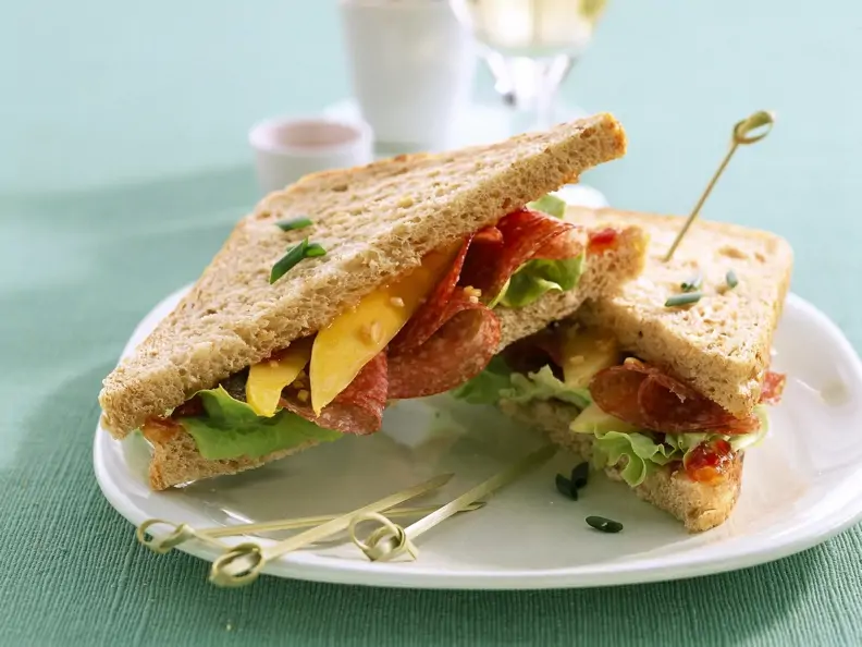 Sandwich mit Putensalami und Mango