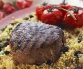 Gegrilltes Filet und Couscous mit Pinienkernen und Sultaninen