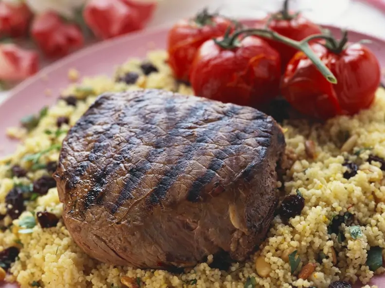 Gegrilltes Filet und Couscous mit Pinienkernen und Sultaninen
