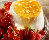 Französischer Frischkäse mit Sommerbeeren und Honig