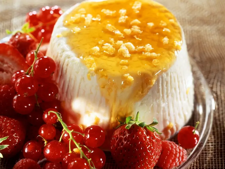 Französischer Frischkäse mit Sommerbeeren und Honig