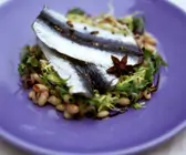 Marinierter Hering auf Bohnensalat