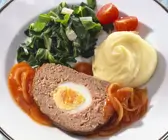 Hackbraten mit Zwiebelsoße,  Mangoldgemüse und Kartoffelpüree