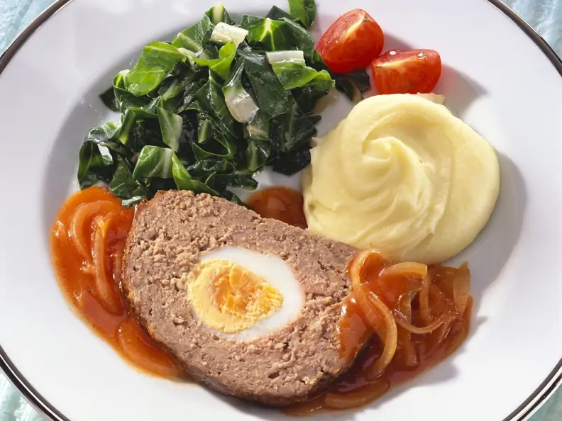 Hackbraten mit Zwiebelsoße,  Mangoldgemüse und Kartoffelpüree