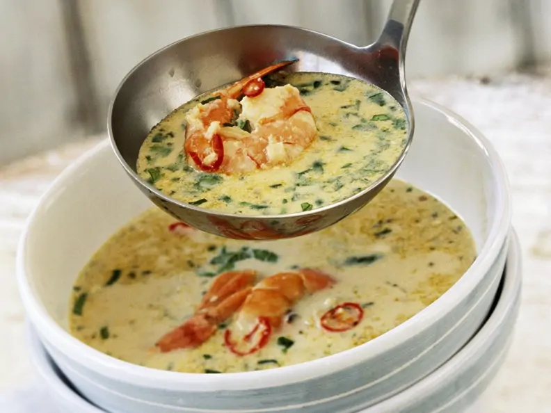 Scampi-Kokossuppe mit Koriander und Chili