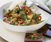 Kokos-Hähnchen mit Curry und Zuckerschoten