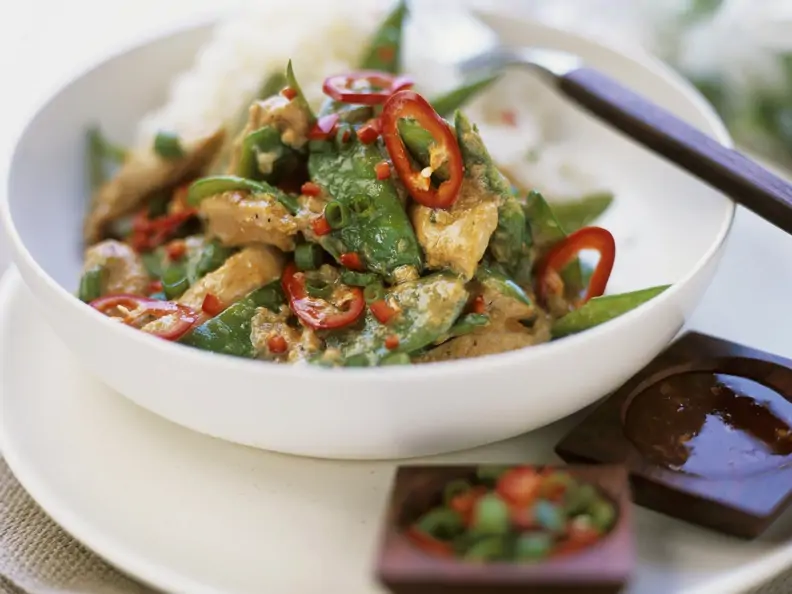 Kokos-Hähnchen mit Curry und Zuckerschoten