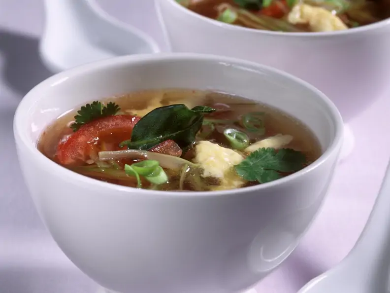 Tomatensuppe mit Eierstich auf asiatische Art