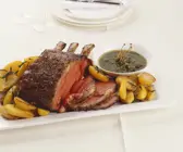 Rinderkarree mit Bratkartoffeln und Kapernsoße