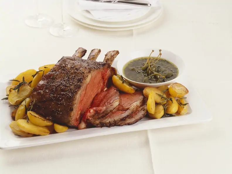 Rinderkarree mit Bratkartoffeln und Kapernsoße