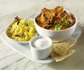 Curry mit Reis, Joghurtdip und indischem Fladenbrot