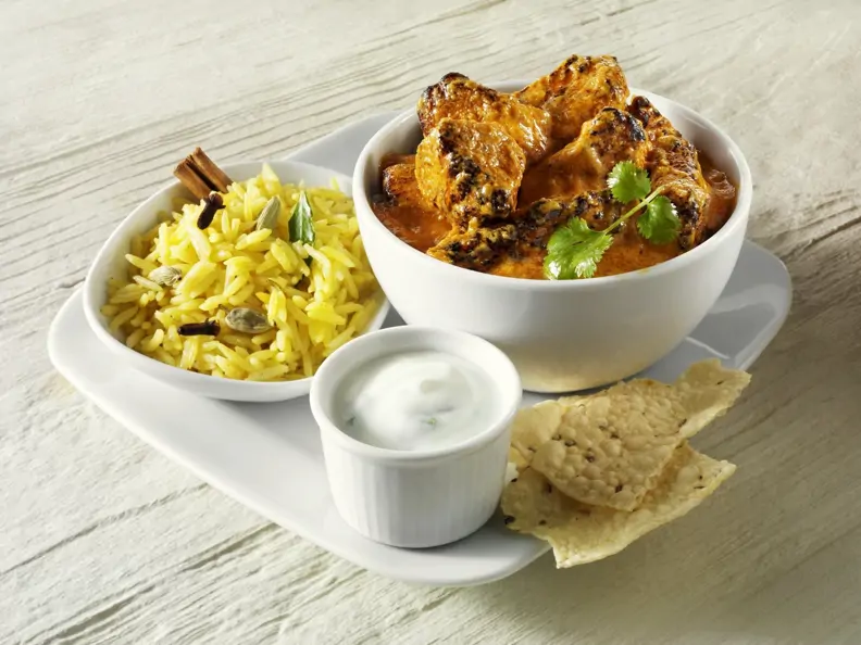 Curry mit Reis, Joghurtdip und indischem Fladenbrot