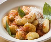 Kartoffelgnocchi mit Tomatensoße und Parmesan
