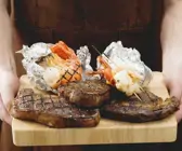 Gegrillte Steaks und Garnelen