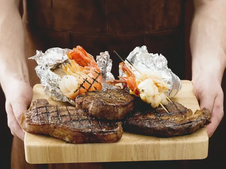 Gegrillte Steaks und Garnelen