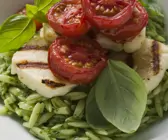 Pesto-Orzo mit gegrilltem Mozzarella und Tomaten