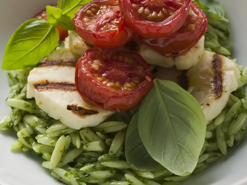 Pesto-Orzo mit gegrilltem Mozzarella und Tomaten