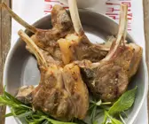 Gegrillte Lammchops mit Kräutersoße