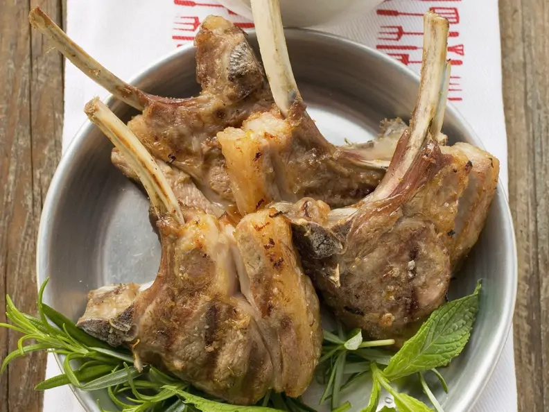 Gegrillte Lammchops mit Kräutersoße