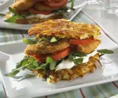 Kartoffelpuffer-Burger mit Frischkäse und paniertem Hähnchen