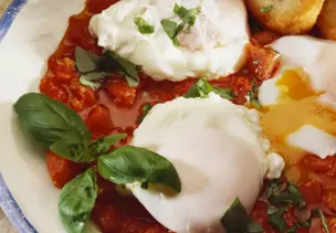 Pochierte Eier mit Tomatensauce