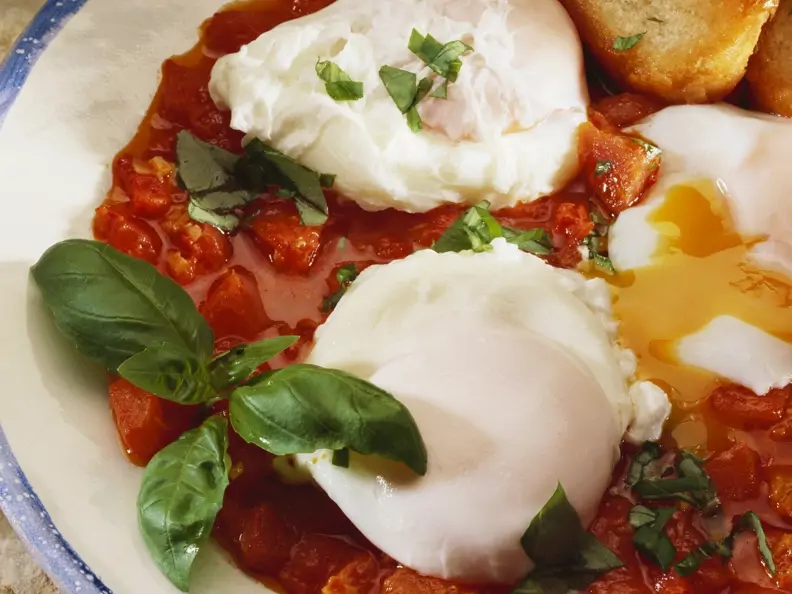 Pochierte Eier mit Tomatensauce