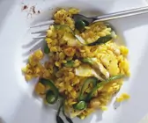 Orzo-Nudeln mit Safran, Stockfisch und Gemüse